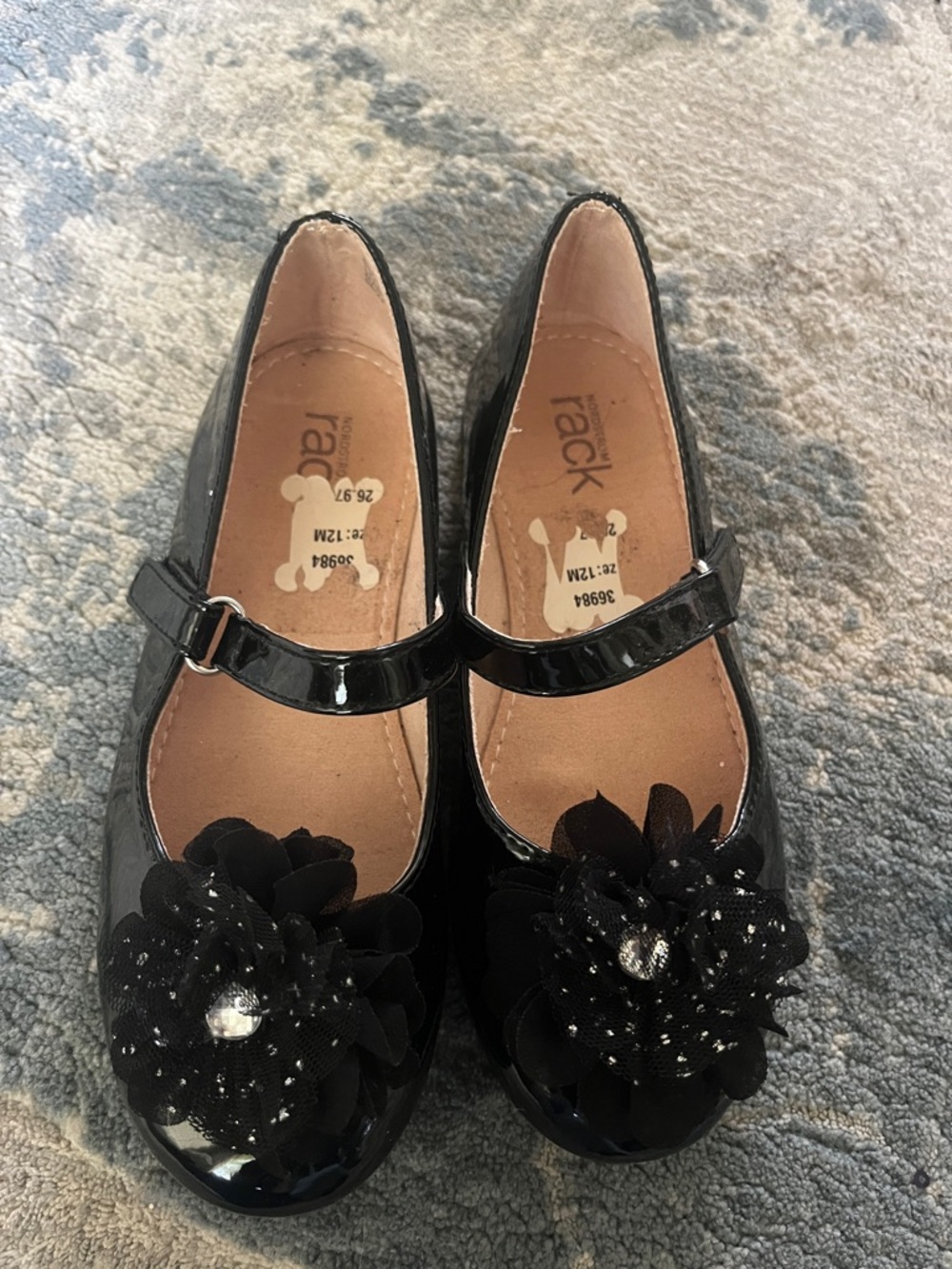 Girls Patent Black Mary Jane Dress Shoes with Floral Jewel Accent - Picture 2 of 4